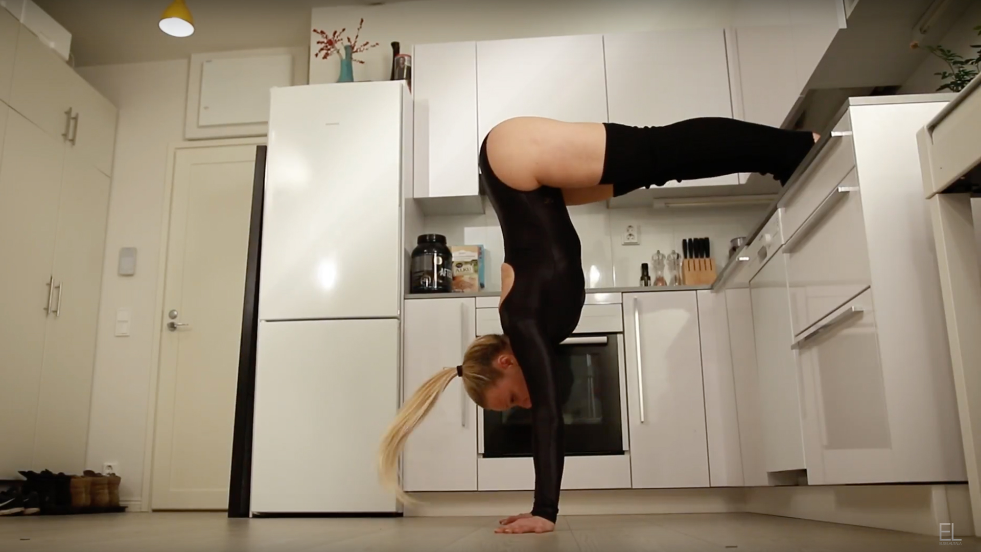 Kotitreeni keittiössä käsilläkävely