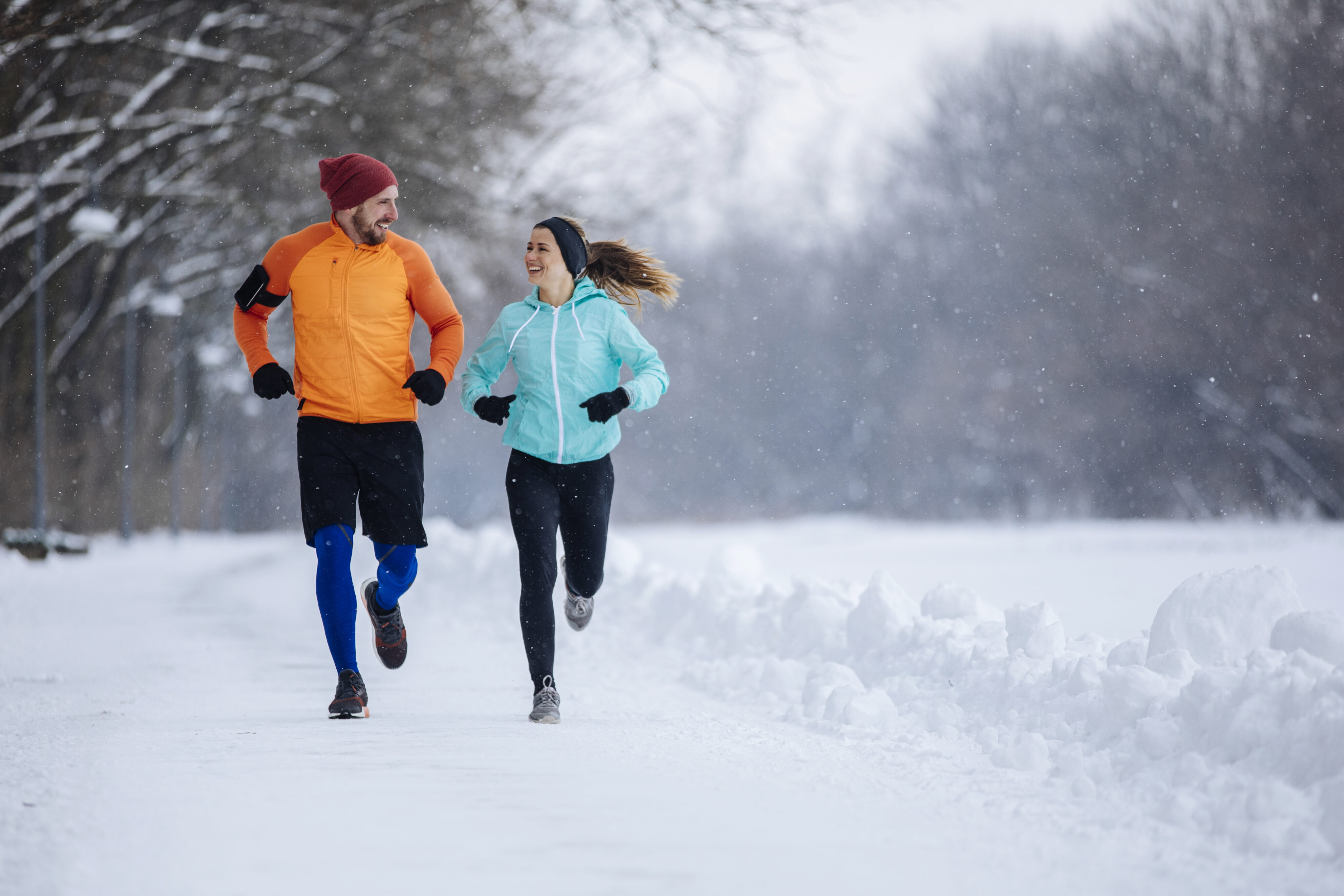 Do sport the winter. Парки для бега зимой. Забег по снегу. Легкая обувь для зимней пробежки. Холод спорту не помеха.