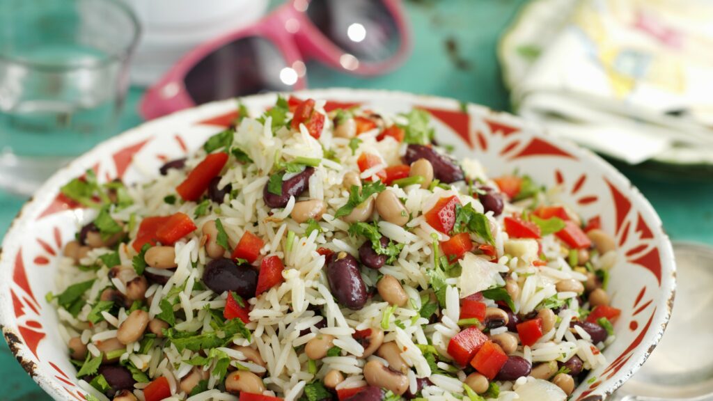 riisisalaatti pavuilla