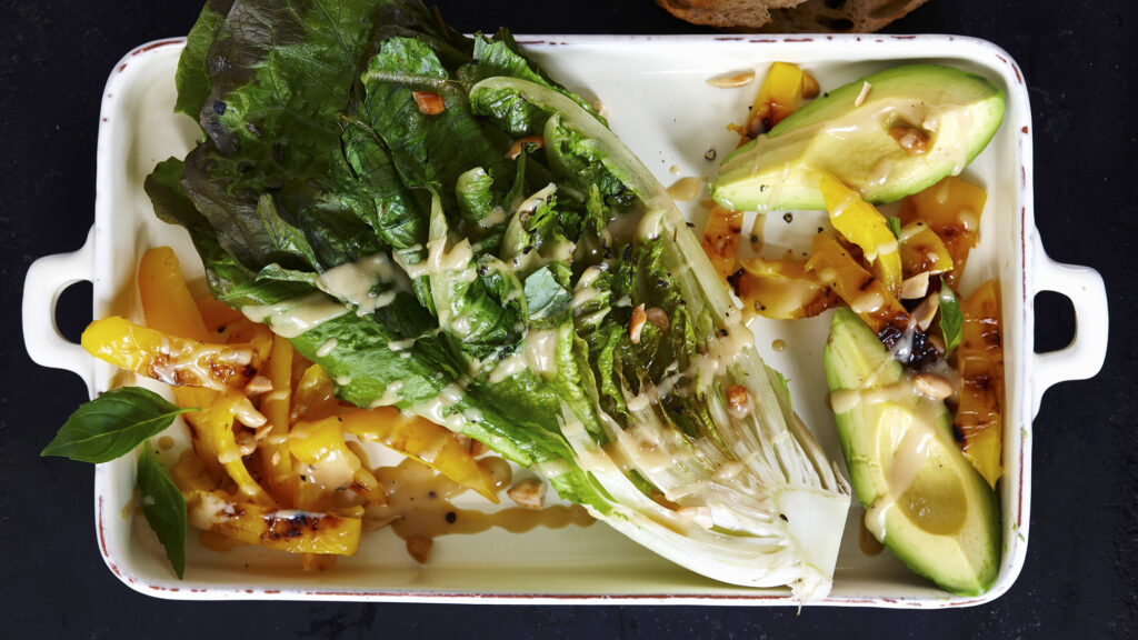 Grillattua romainea ja avokadoa