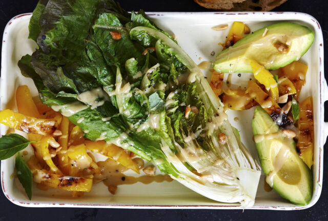 Grillattua romainea ja avokadoa